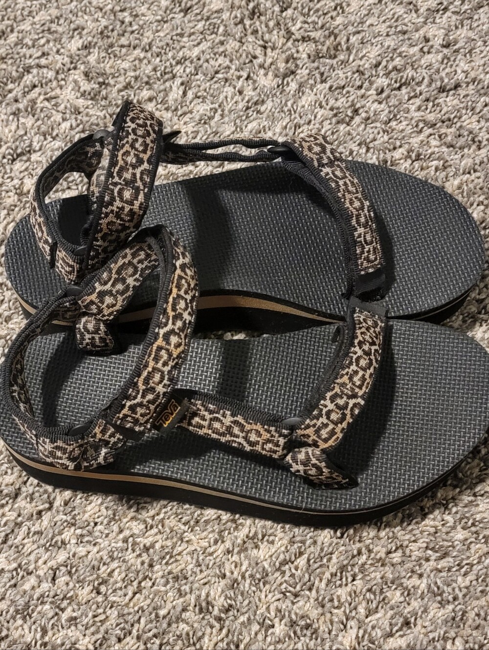 Teva Flatform Universal Leopard Print Womens Size 9, EUC
